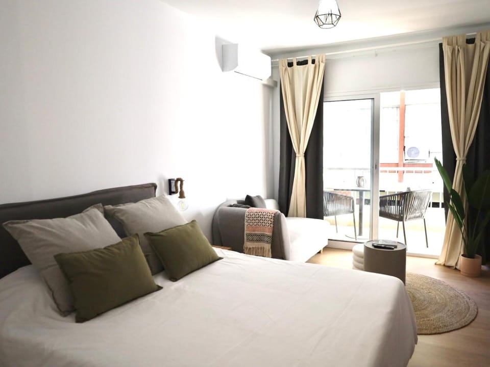 Bed, Living room, Photo of the whole room