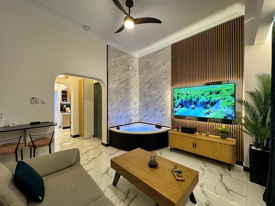 Hot Tub, TV and multimedia, Living room, Seating area