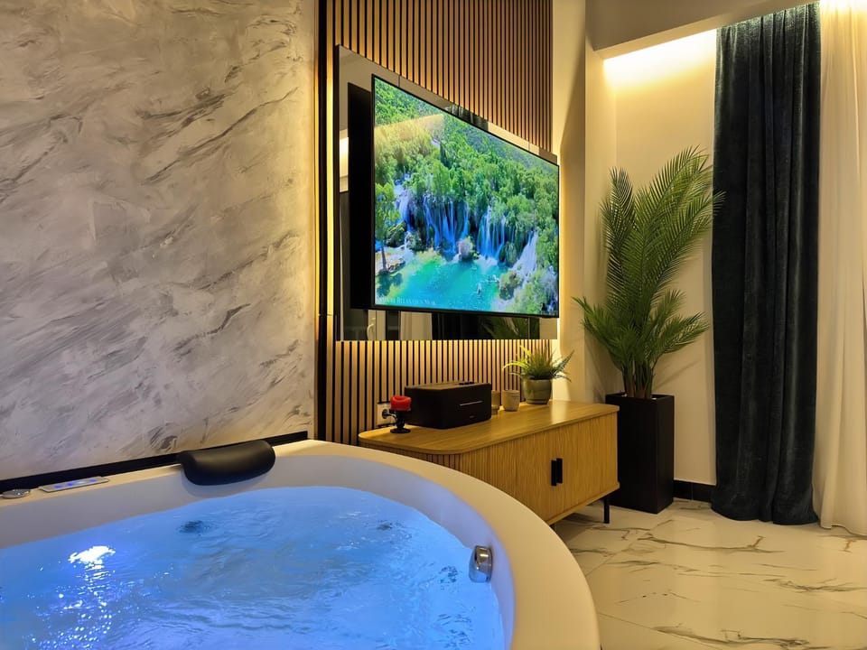 Hot Tub, TV and multimedia