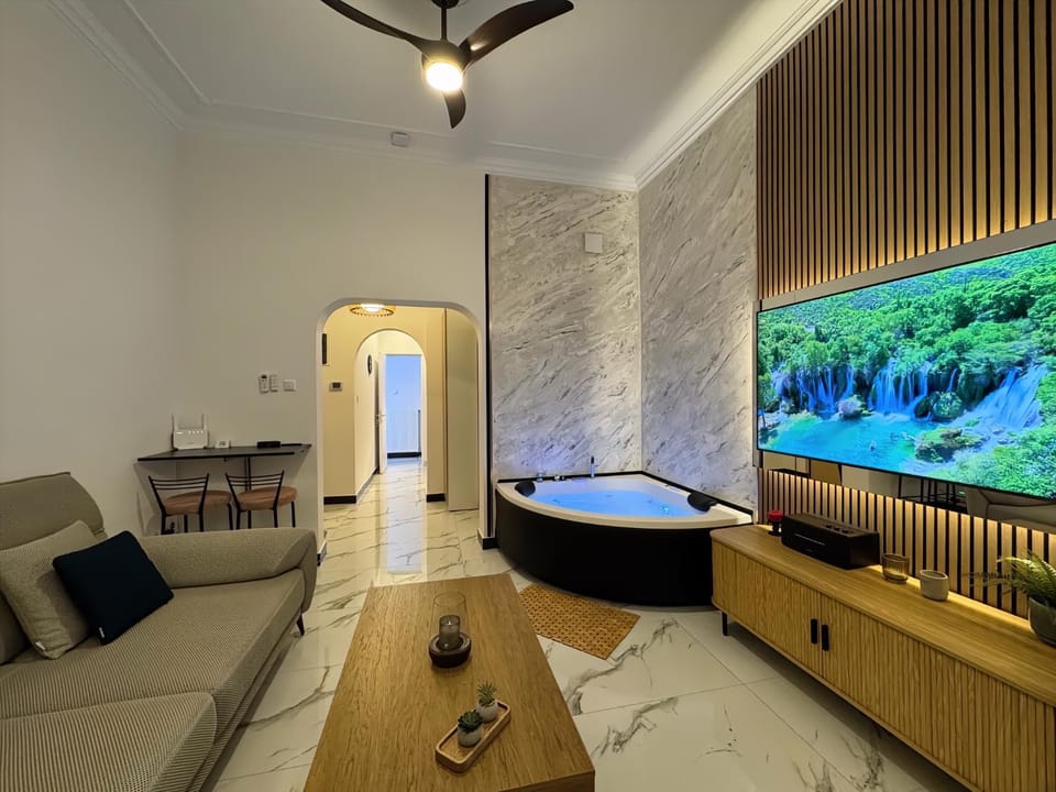 Hot Tub, Living room, Seating area