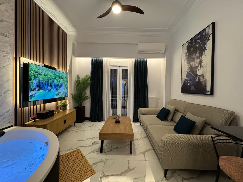 Hot Tub, TV and multimedia, Living room, Seating area