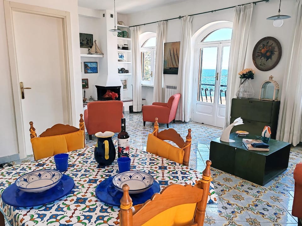 TV and multimedia, Living room, Seating area, Dining area