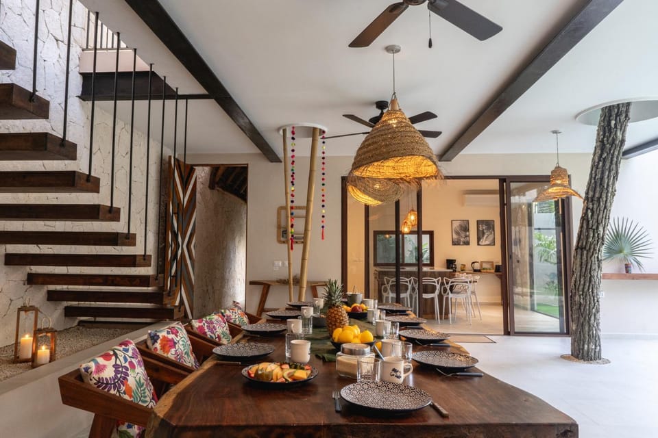 Food and drinks, Seating area, Dining area, Food