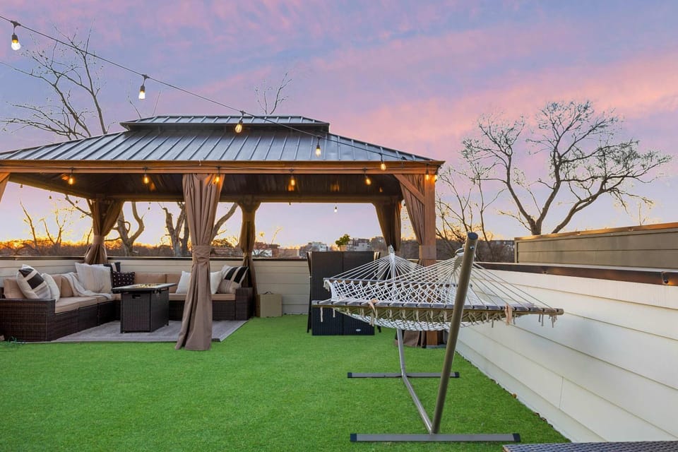The Lyric - New Luxury Home, Rooftop with Firepit! House in East Nashville