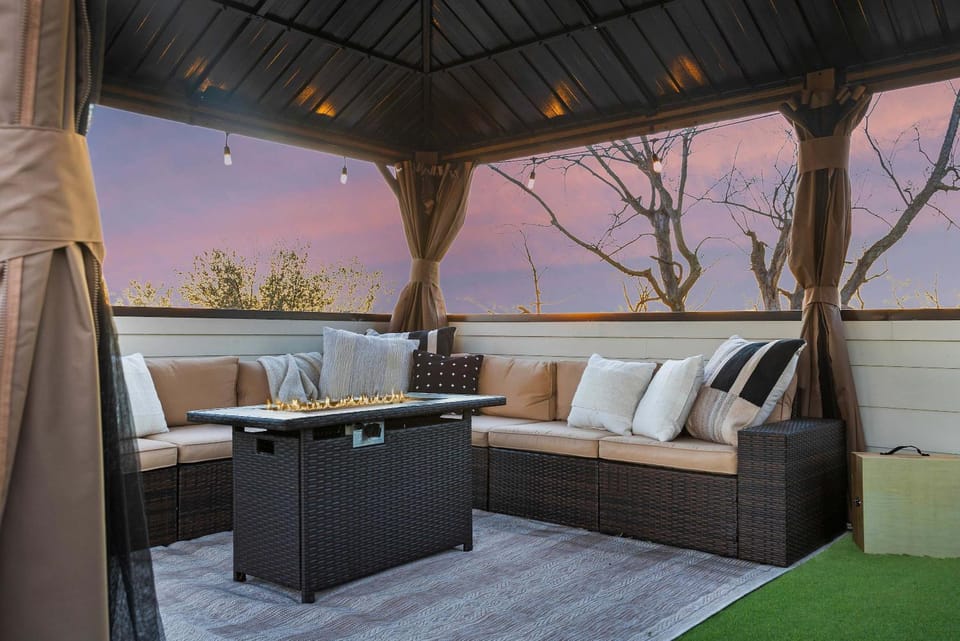 The Lyric - New Luxury Home, Rooftop with Firepit! House in East Nashville