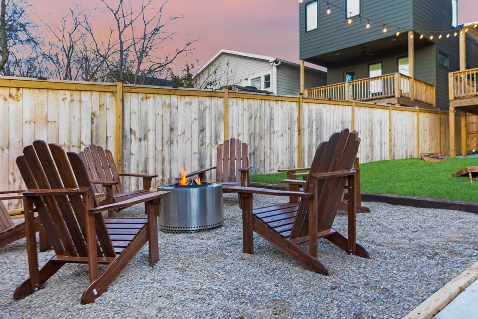 The Lyric - New Luxury Home, Rooftop with Firepit! House in East Nashville