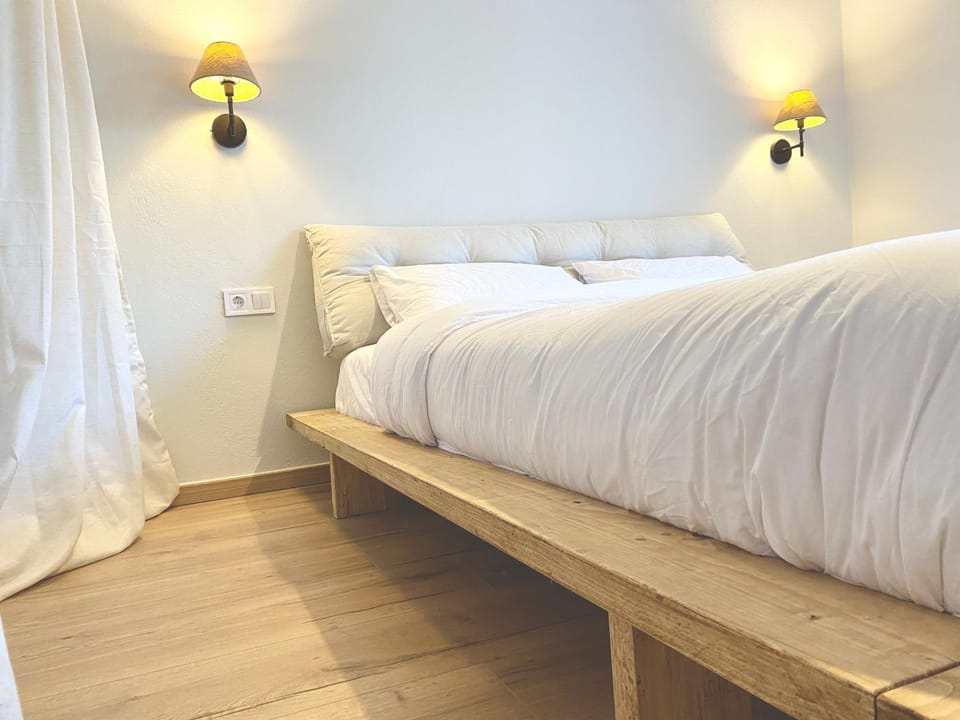 Bed, Photo of the whole room, Bedroom