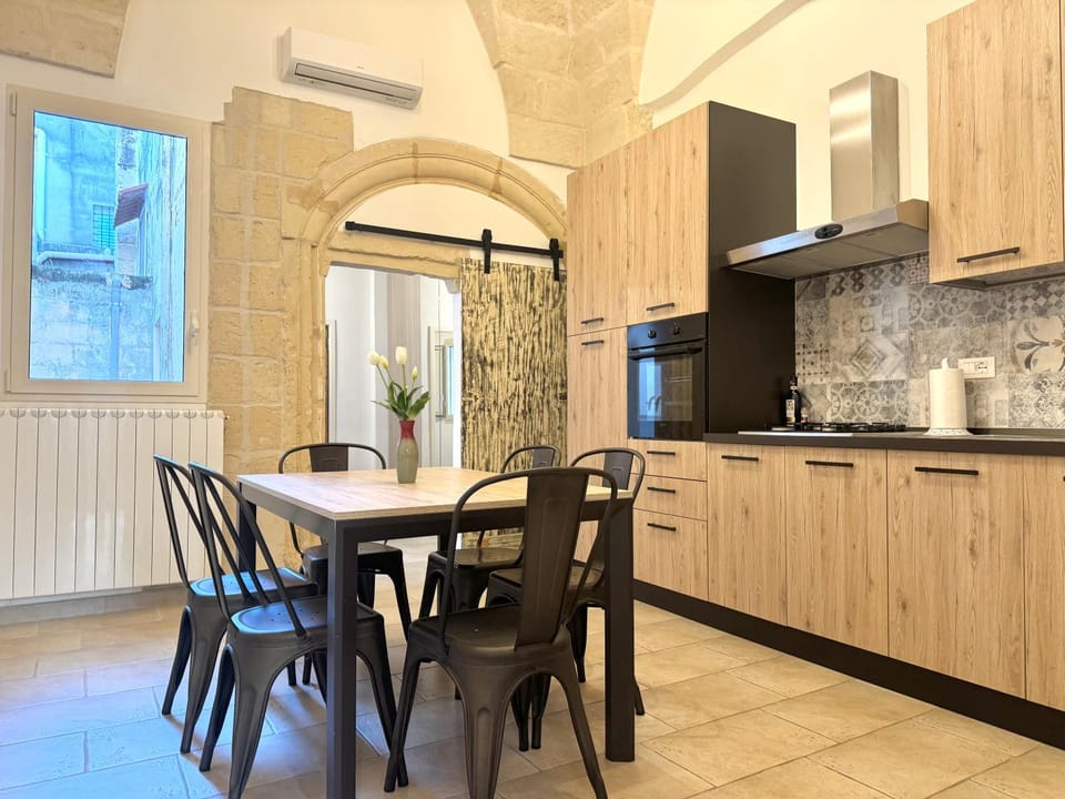 Kitchen or kitchenette, Dining area, minibar, oven, stove