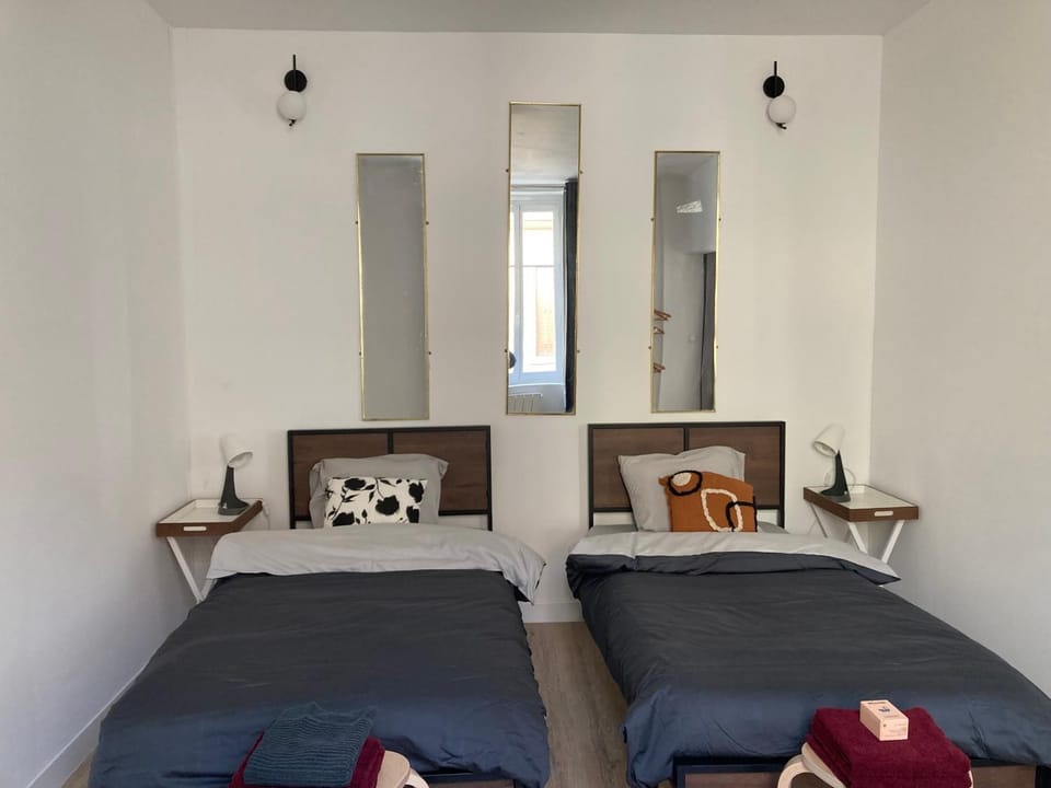 Bed, Photo of the whole room, Bedroom, towels