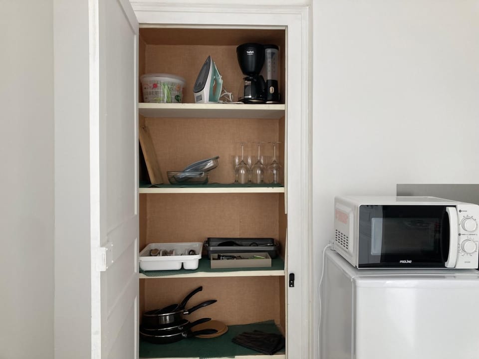 Coffee/tea facilities, Kitchen or kitchenette, flat iron, microwave, oven, storage, stove, toaster