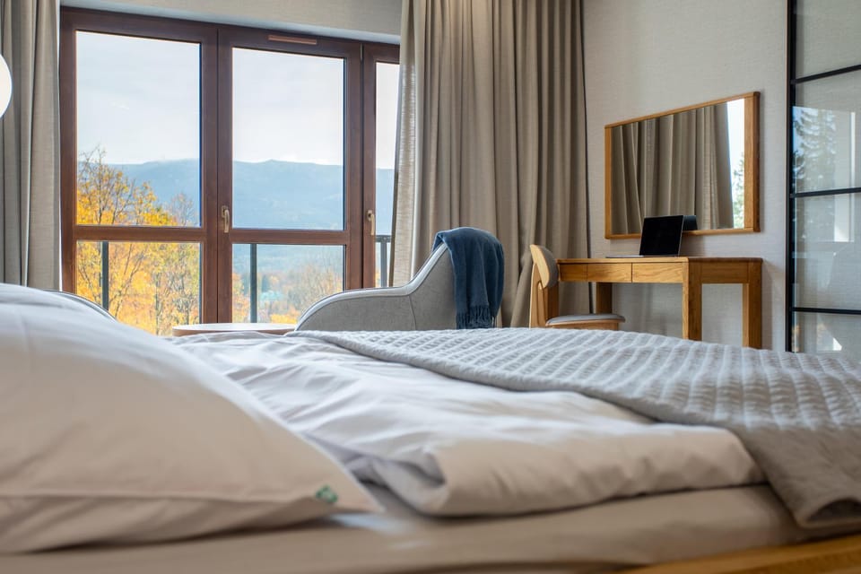 Bedroom, Mountain view