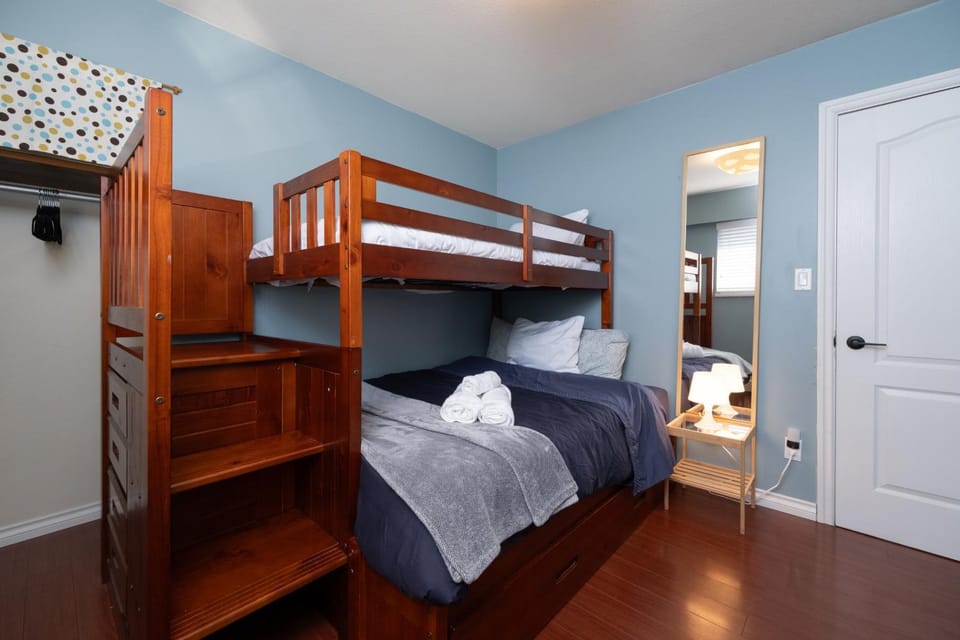 3BR Near Commercial Dr 10 min to Downtown House in Vancouver