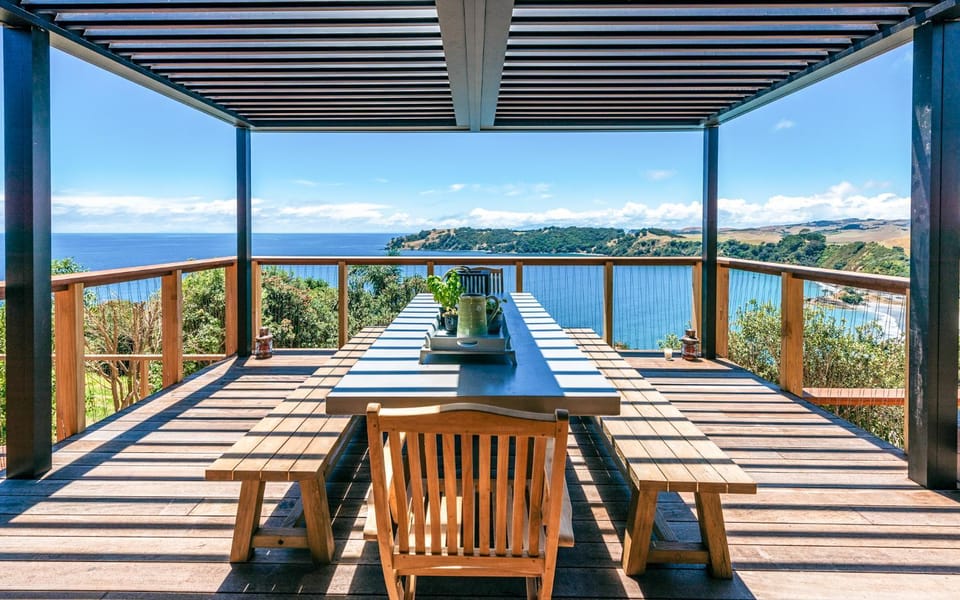 Belle Cove Villa, Spectacular Sea Views - Be My Guest House in Auckland Region