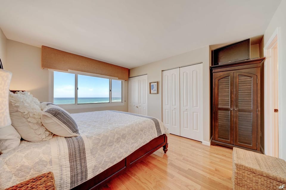 Bed, Photo of the whole room, Bedroom, Sea view, wardrobe