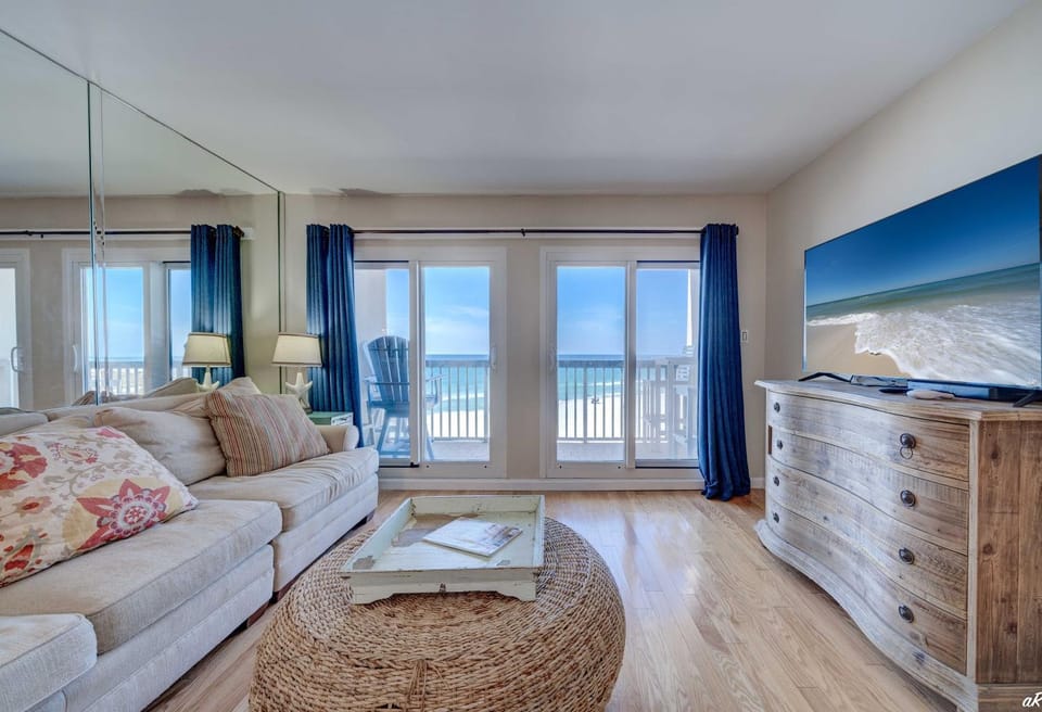 Natural landscape, TV and multimedia, Balcony/Terrace, Living room, Seating area, Beach, Sea view