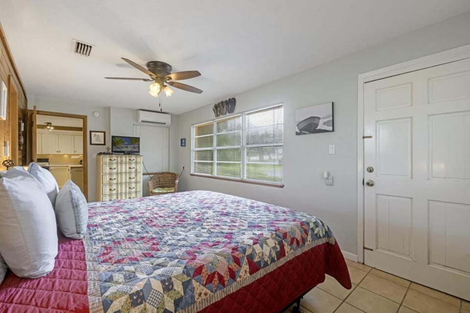 Creamsicle Cottage House in Cedar Key
