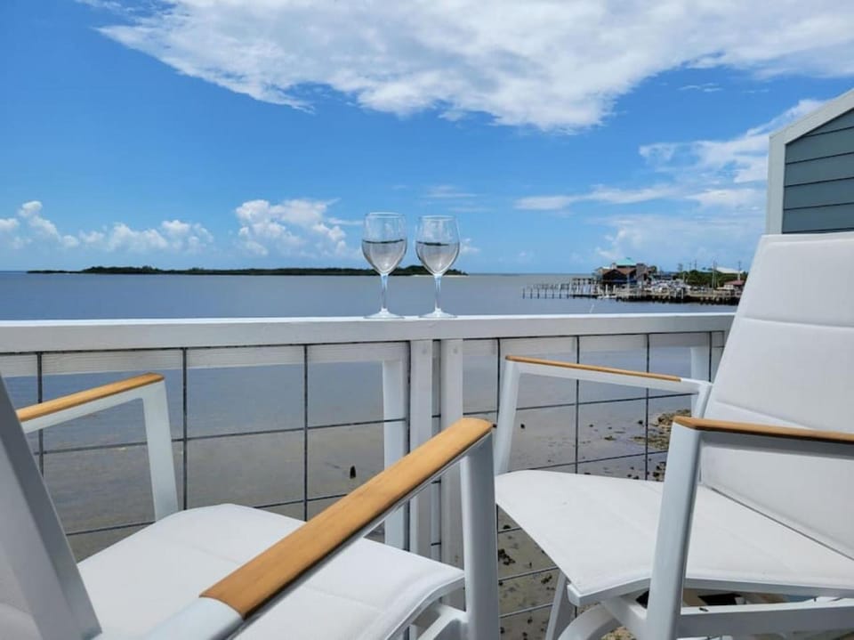 White Pelican A-1 Sunset views Apartment in Cedar Key