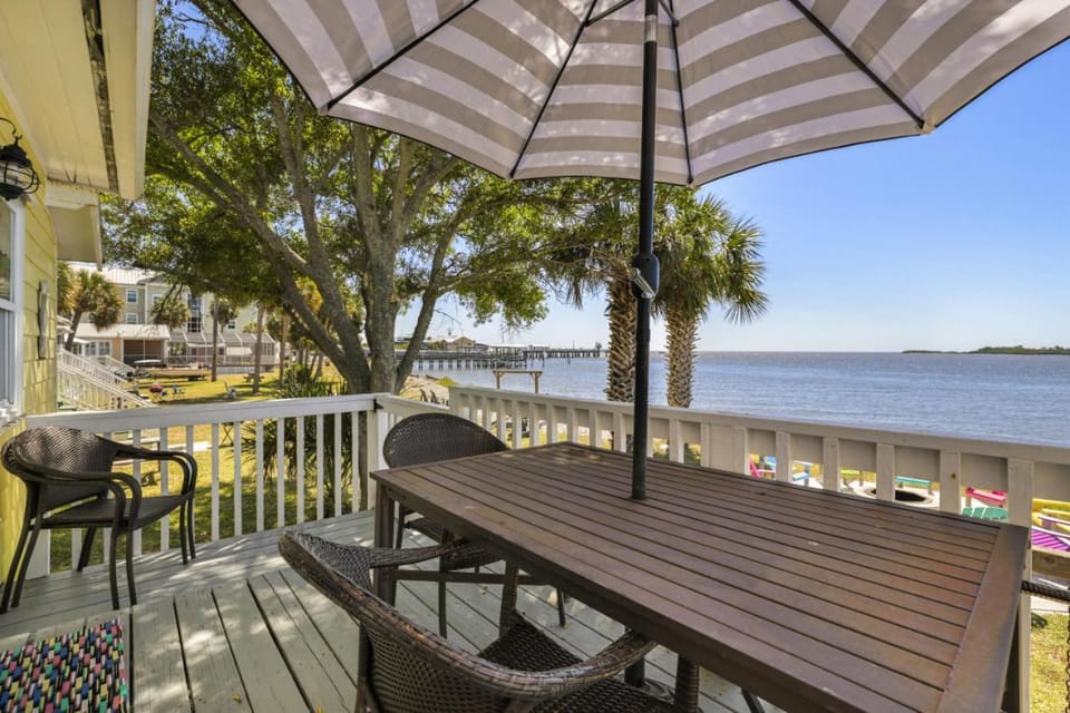 Pelican Place - Waterfront launch and fire pit House in Cedar Key
