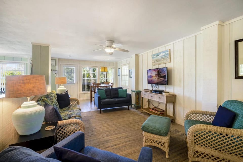 Hill top house with amazing views and bay side dock with fishing deck House in Cedar Key