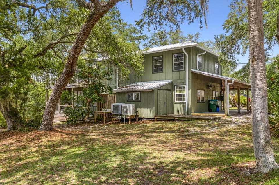 Hill top house with amazing views and bay side dock with fishing deck House in Cedar Key