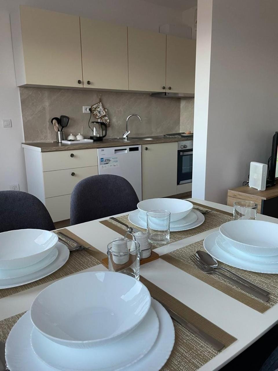 Kitchen or kitchenette, Dining area