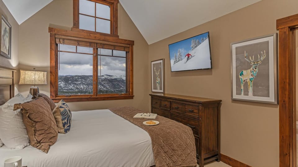 Bed, TV and multimedia, View (from property/room), Bedroom, Mountain view