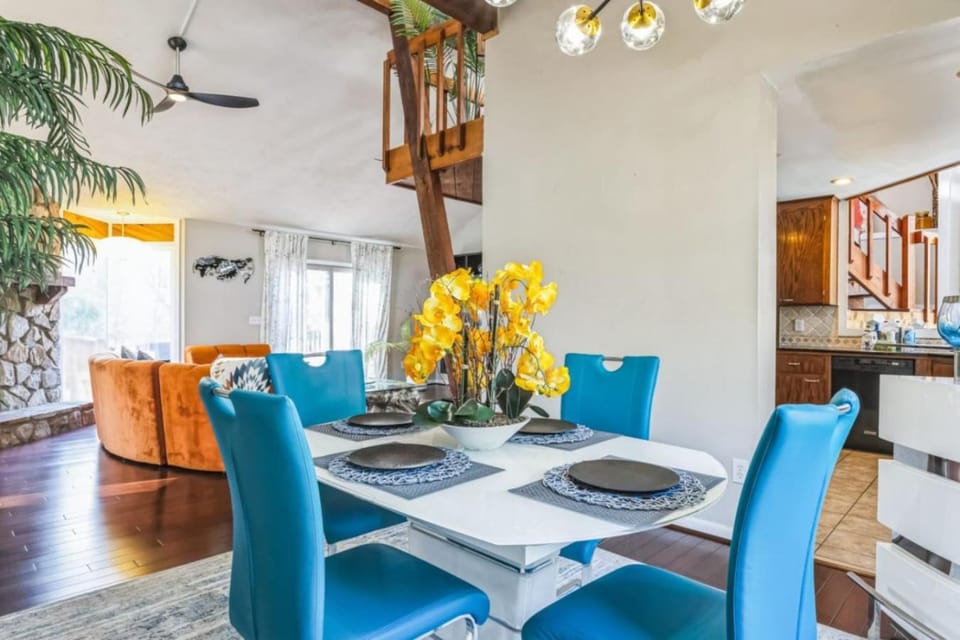 Massive home in a great area House in Roswell