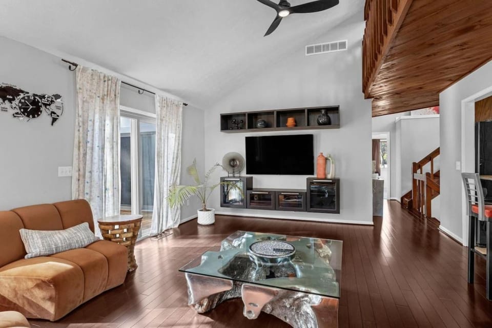 Massive home in a great area House in Roswell