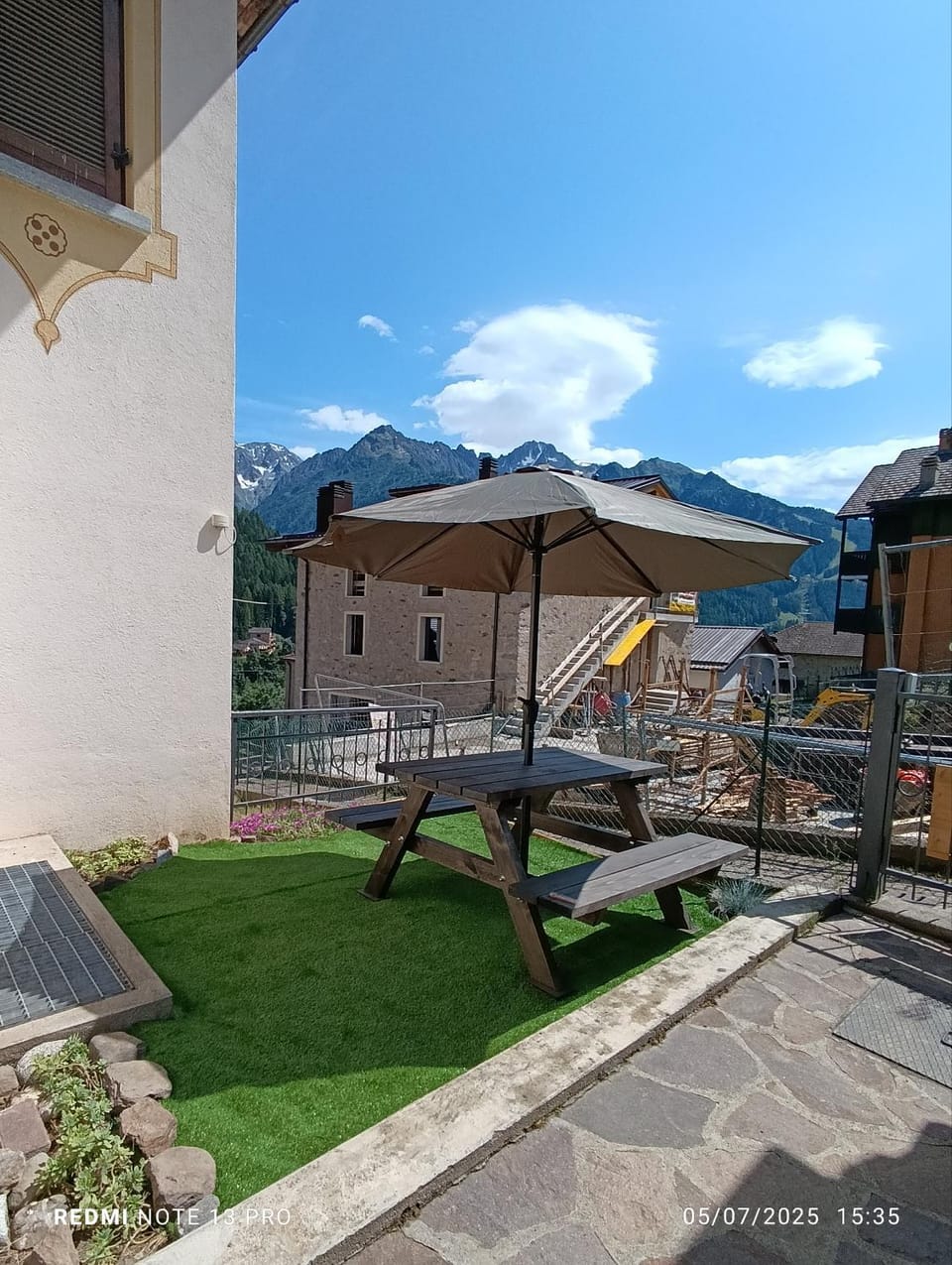 Property building, Patio, Spring, Day, Natural landscape, Garden, Mountain view, sunbed