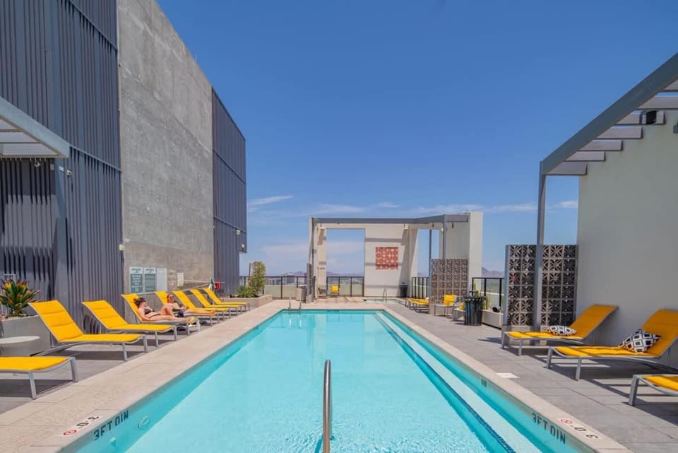Stunning Studio High Rise DT Pool, Gym, Parking Apartment in Phoenix