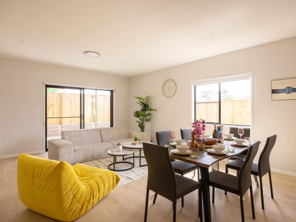 Luxurious 4 Bedroom Home with AC, Wi-Fi and SmartTV House in Brisbane