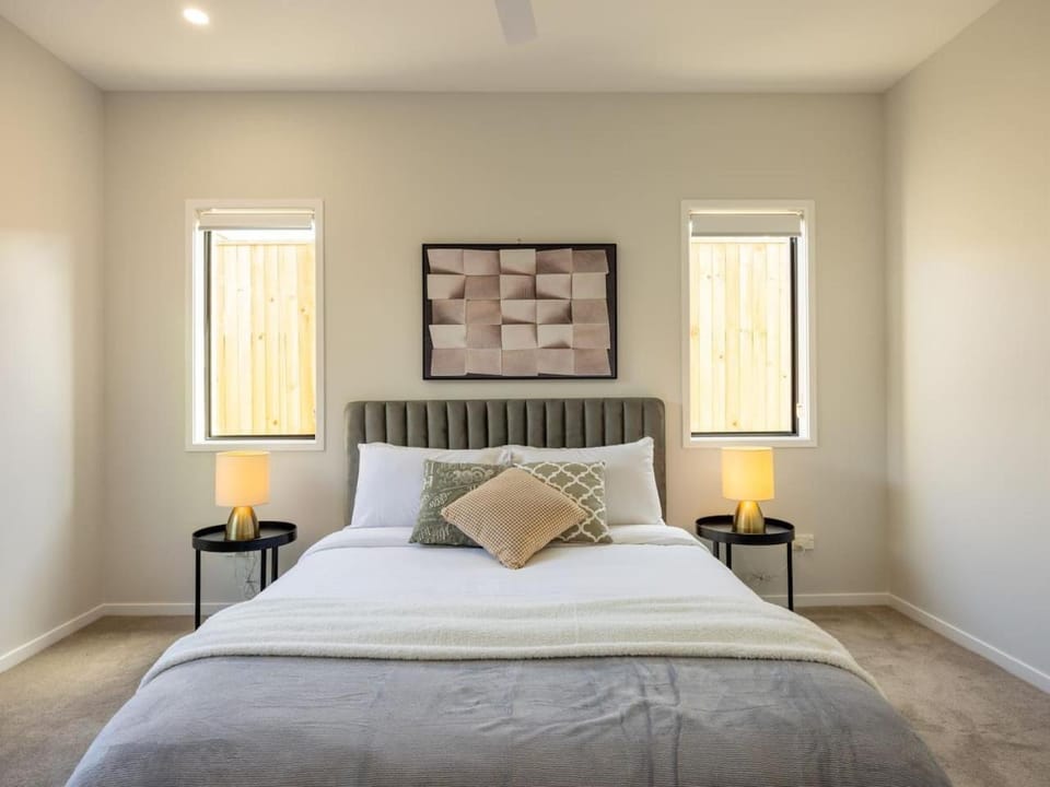 Luxurious 4 Bedroom Home with AC, Wi-Fi and SmartTV House in Brisbane