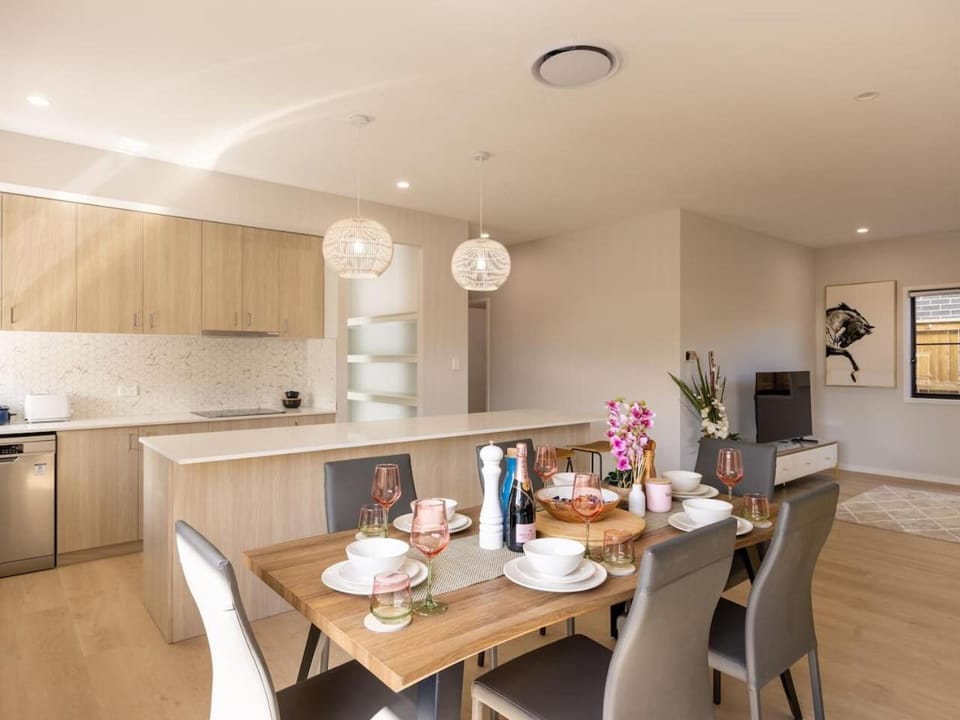 Luxurious 4 Bedroom Home with AC, Wi-Fi and SmartTV House in Brisbane