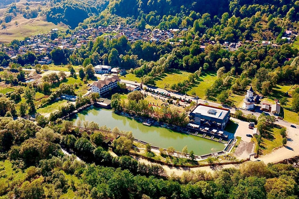 Property building, Natural landscape, Bird's eye view, Lake view