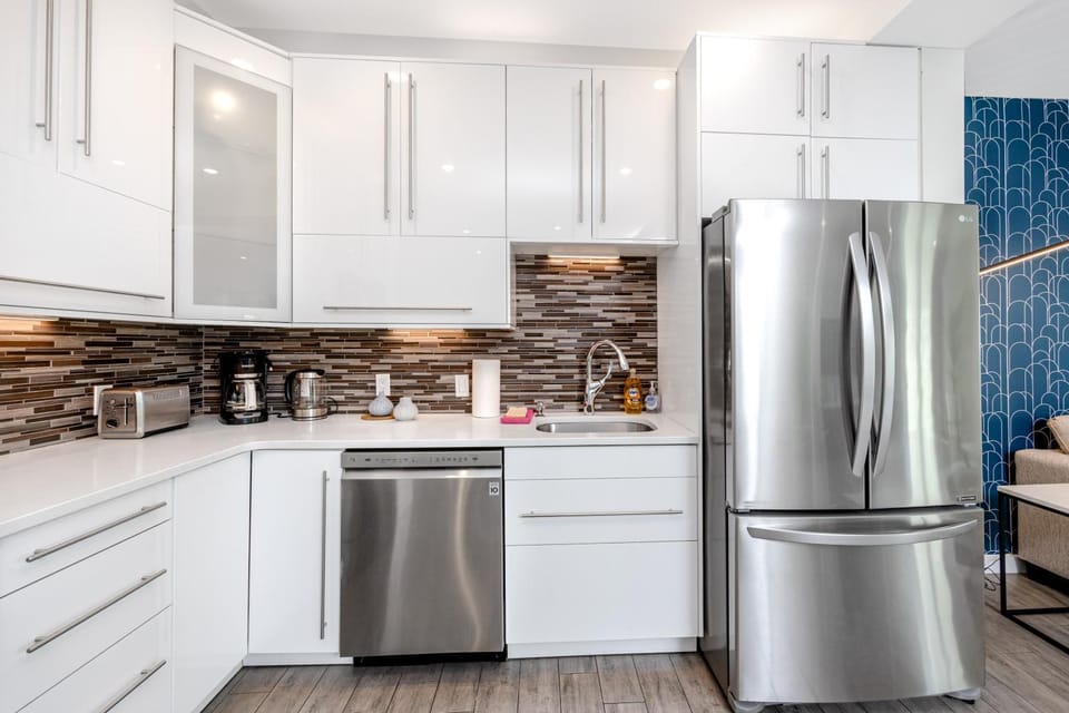 Coffee/tea facilities, Kitchen or kitchenette, dishwasher, oven, stove