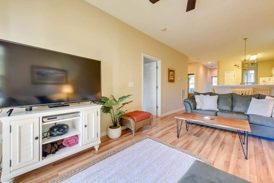 Pond Views & Community Perks: Sunset Beach Condo! House in Sunset Beach