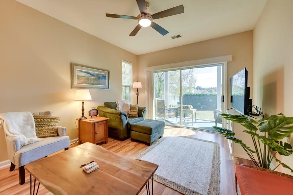 Pond Views & Community Perks: Sunset Beach Condo! House in Sunset Beach