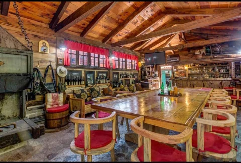 Restaurant/places to eat, Banquet/Function facilities, Seating area