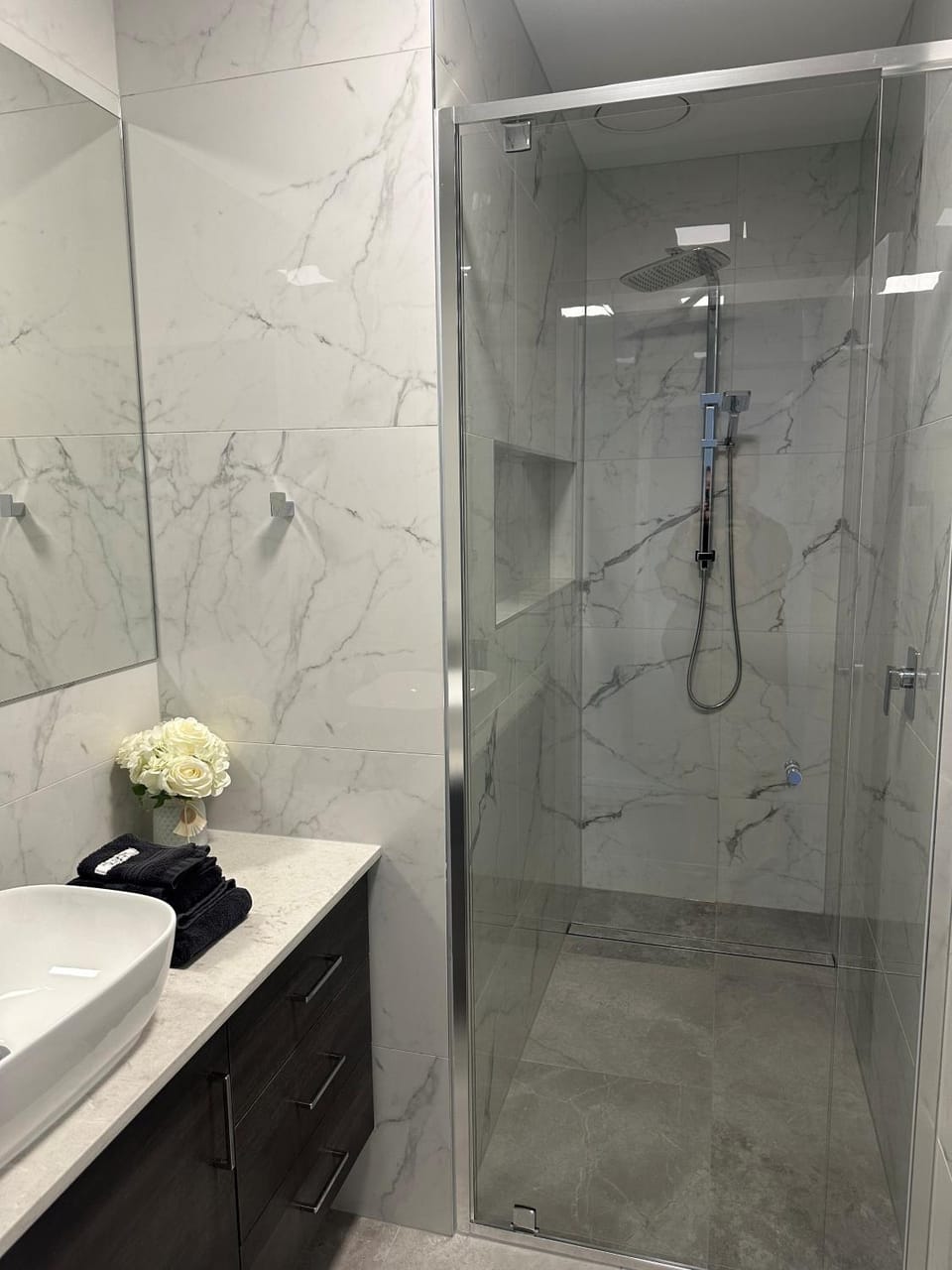 Lbarza Brand New Stylish 2BR Townhouse in Kialla Apartment in Shepparton