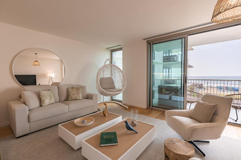View (from property/room), Balcony/Terrace, Living room, Seating area, Dining area, Sea view