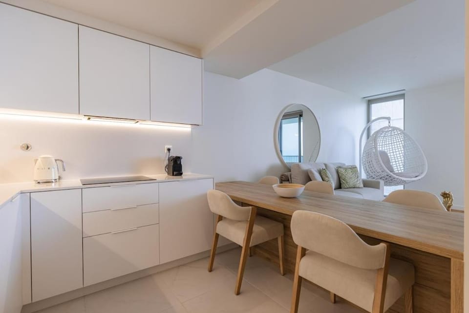 Kitchen or kitchenette, Dining area
