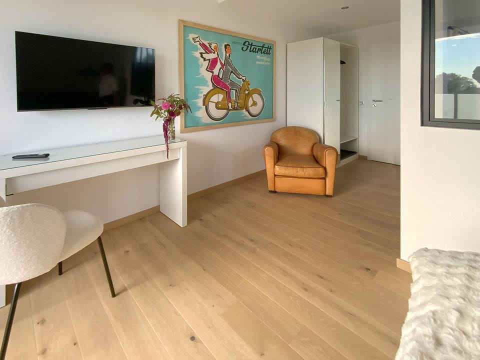 TV and multimedia, Living room, Seating area, Bedroom