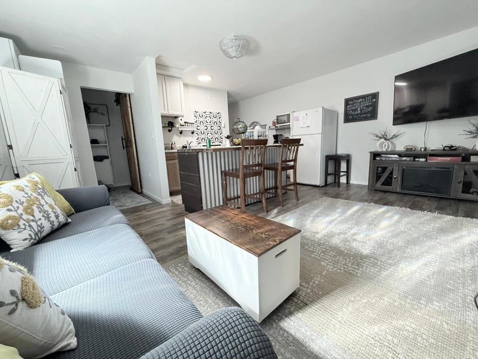Communal lounge/ TV room, TV and multimedia, Kitchen or kitchenette, Living room, Seating area, Dining area, pet friendly