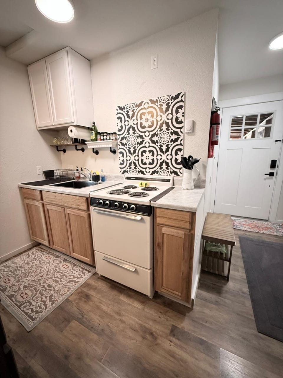 Kitchen or kitchenette, oven, pet friendly, stove