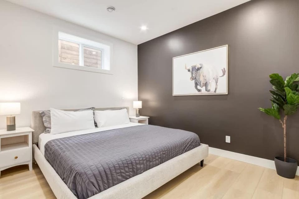 Perfect for Long Stays Free Parking Pets Allowed House in Calgary