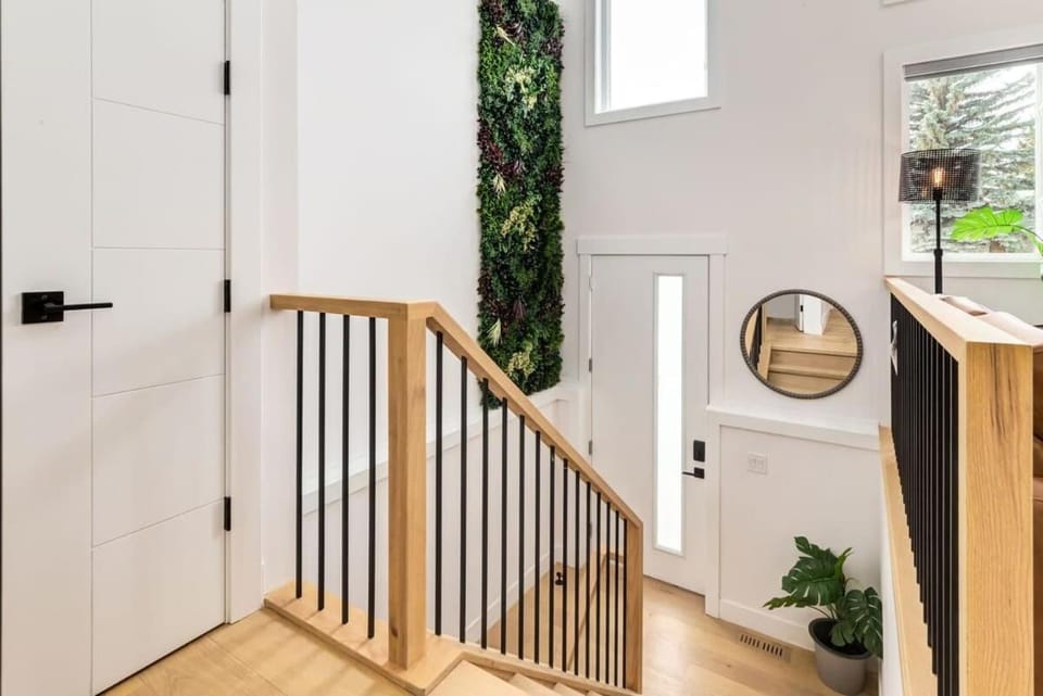 Perfect for Long Stays Free Parking Pets Allowed House in Calgary