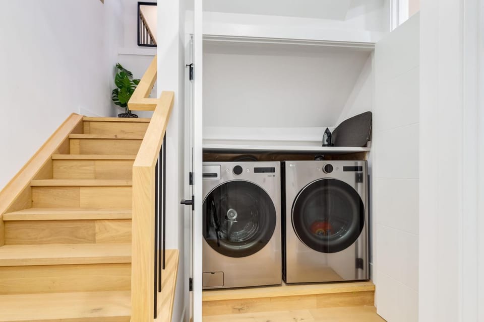 Long Stays, Pets Welcome, Free Parking & King Bed House in Calgary