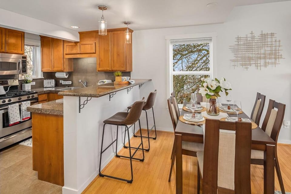 Cheerful Capitol Hill Home AC and 98 Walk Score House in Capitol Hill