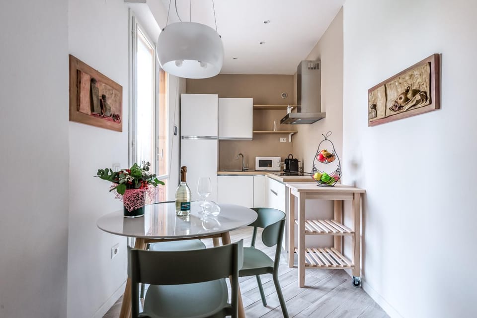 Kitchen or kitchenette, Dining area, stove