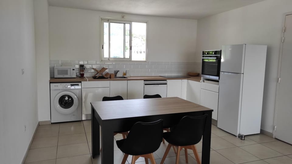 Kitchen or kitchenette, Dining area, dishwasher, microwave, oven, pet friendly, stove, toaster, washing machine